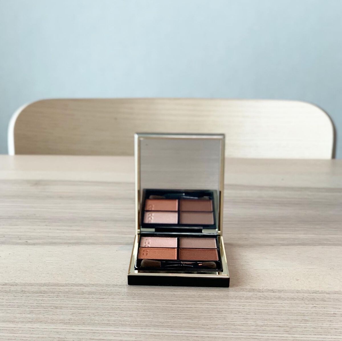 \\スックのアイラー//
.
.
今日は少し気合を入れたかったので、#スック のアイシャドウにしました🙋‍♀️ 
.
発色もテクスチャーもよくてパールもギラギラせずにいい感じ✨
大人っぽいけどしっかり仕上がります💓
.
.
.
#シグニ