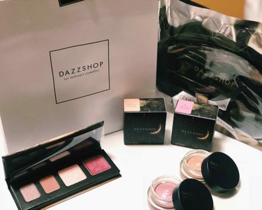 Dazzshopのクリスマスコフレもゲットしました❤︎
パレットのシャドウは細かいラメですごく綺麗！！パレットのリップもものすごい好み✨

スパークリングジェムは色ももちろん可愛くてラメ感はパレットにつ