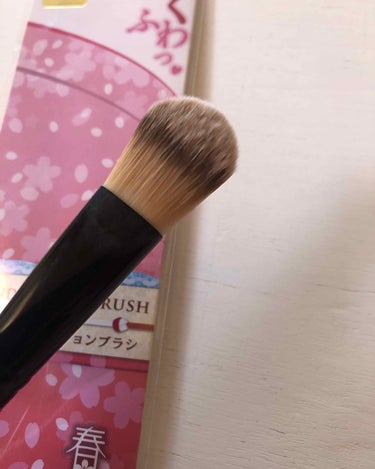 DAISO 春姫のクチコミ「リキッドファンデーションブラシ💫
DAISOですが、肌に当たっても痛くないし、コシがしっかりあ.....」（2枚目）