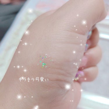 お久しぶりです🥺

前なら欲しかった グリッター♪。.:＊・゜♪。.:＊・゜
人魚之水の天使の祈りです。


まず容器が可愛い❤
テンションあがりまふ❤


キラキラとラメが 可愛いです！
の画像 その2