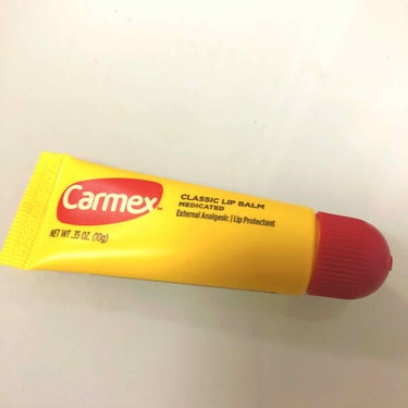 carmex

周りで使っている人を見ないのですが
とっっっっても潤うリップクリームです⭐︎
無色透明です

スーッとするミントのような香りがします
香りはかなりキツめで、あー海外の強さ(何それ)
って