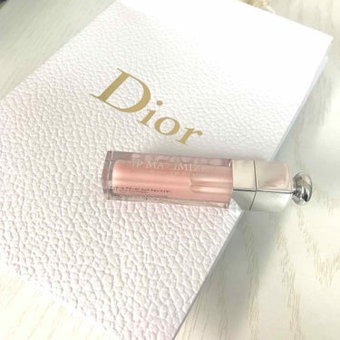 #Dior 
#はじめての投稿

クリスマスプレゼントでずっと欲しかったDiorのリップグロス貰った🎄🤶🏻

付けた時の甘い匂いがたまらない😚
唇がスースーするのと、甘い匂いには好き嫌いありそう、、🤔
