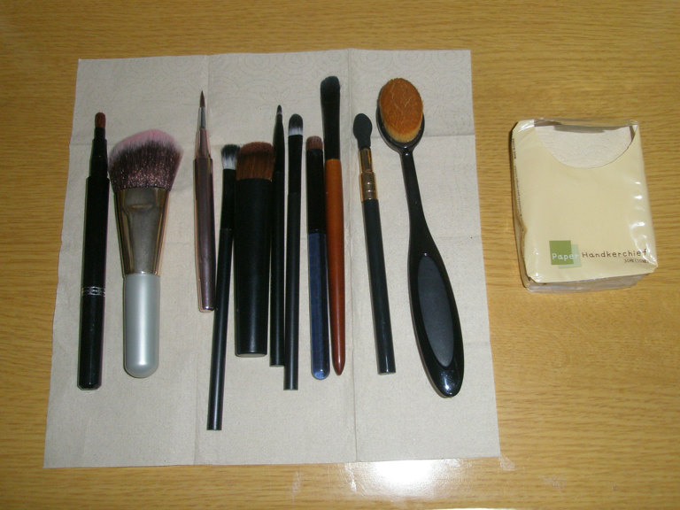 DAISO ペーパーハンカチのクチコミ「ダイソーで見かけた時に購入したものを愛用しています。
6個入で100円（税別）です。

外でお.....」（1枚目）