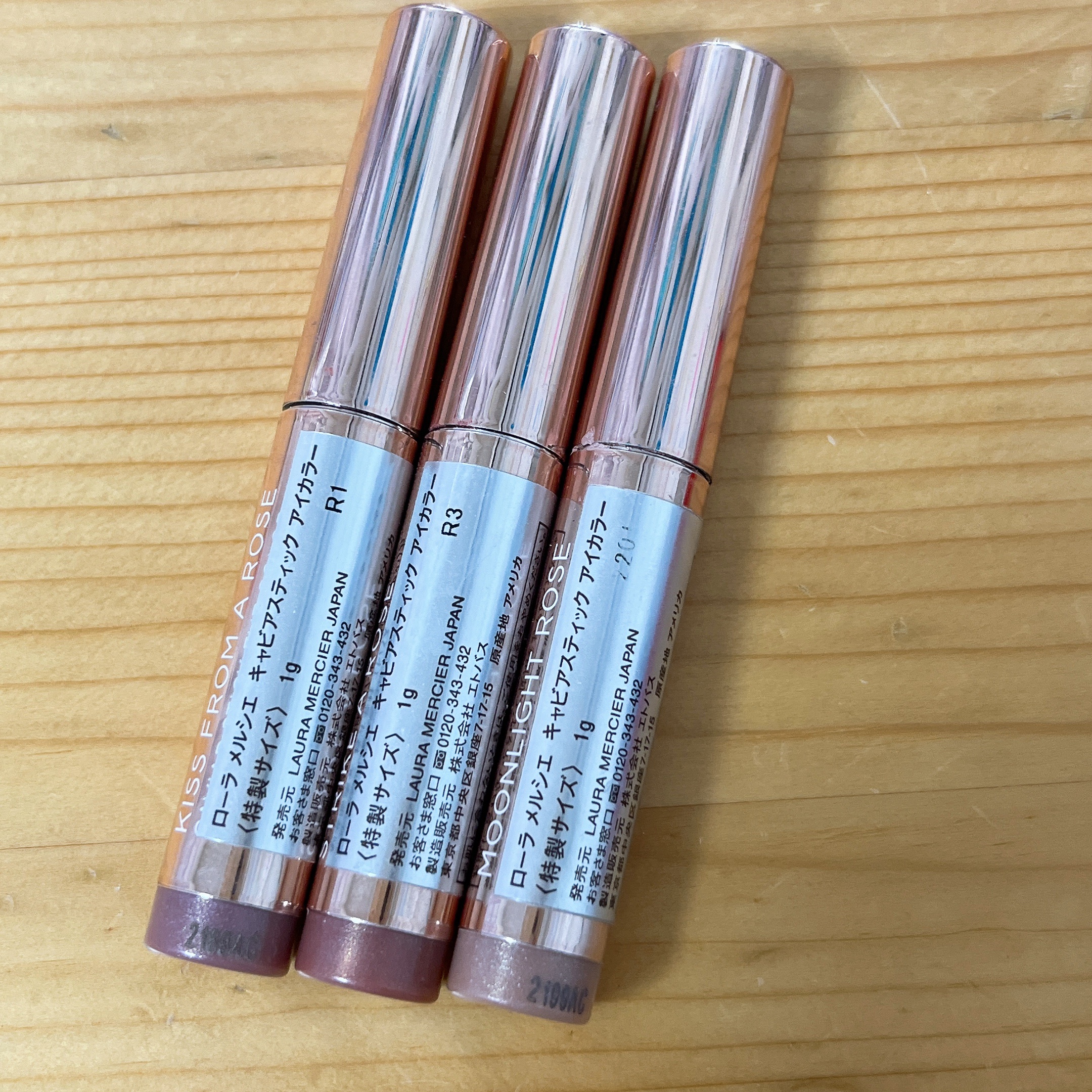 キャビアスティック アイカラー R1 KISS FROM A ROSE/ローラ メルシエ/スティックアイシャドウを使ったクチコミ（3枚目）