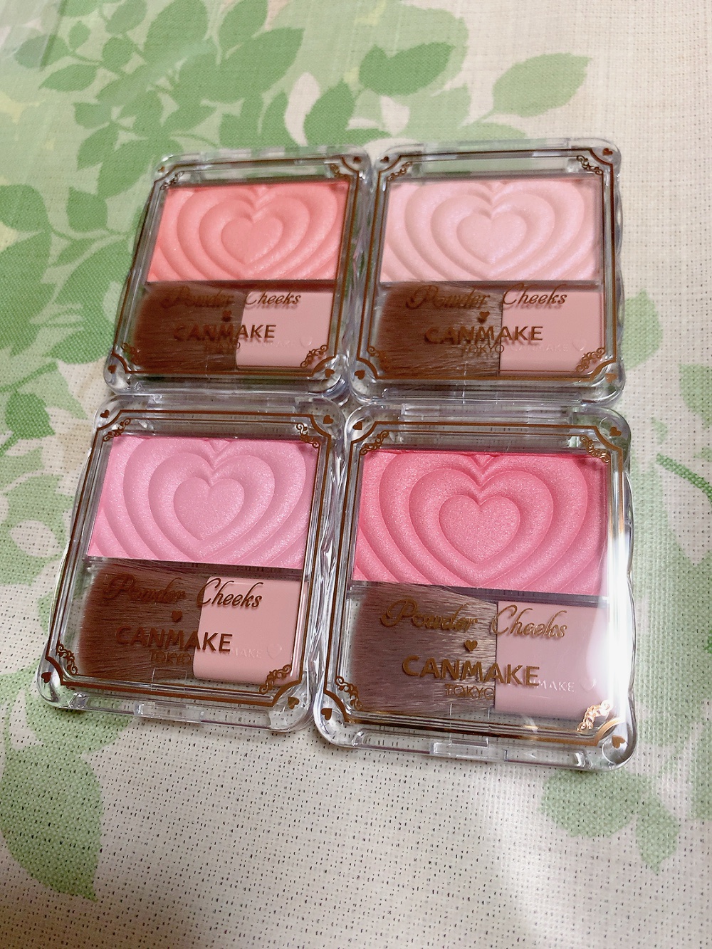 
◯キャンメイク　パウダーチークス
　P01パワフルピンク
　P02リトルシャイピンク
　P03チアフルピーチ
　P04クレバーベージュ




⭐︎生まれ変わった、新・パウダーチークス！
　キュンとしちゃうハートデザイン

⭐︎しっとり感