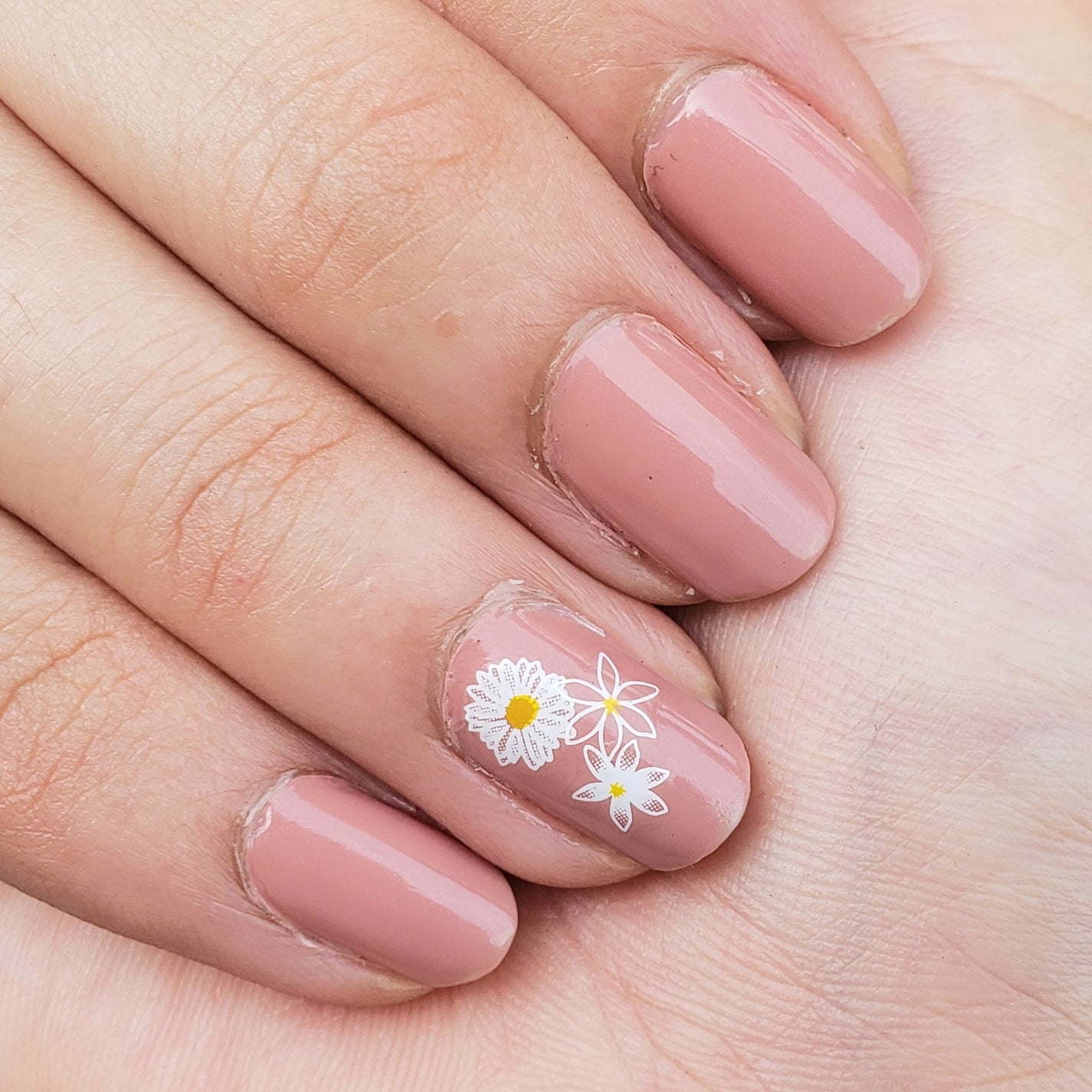 土木系おねいさん on LIPS 「今日は、素爪偽装のピンクに白いお花で清楚系ネイルを目指してみた..」(2枚目)