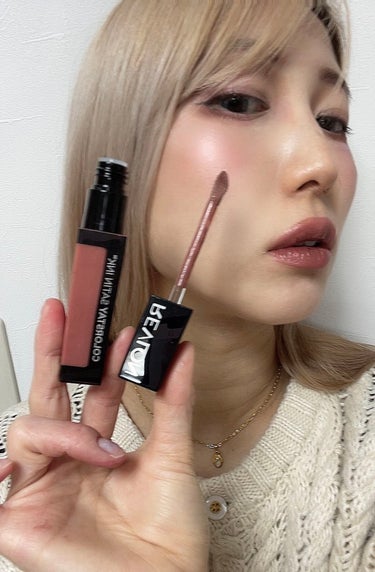 #REVLON  #レブロン #カラーステイサテンインク
006  #アイズオンユー

（もうちょいブラウン
※2枚目色味ちょっと近づけた

つけた時はビビったけど、、、
かわいいかも！！🥺🤍
てか、カッコいいかも🤤✨
眉暗いのが目立たなくなってよい
使うの超たのしみ🥺✨

くすみは濃くてもいけるのうれち🥰🥰🥰💋💄

やっぱミューテッドなのかもしれん

追伸
ジルのレース青カラコン金髪と合うアリスみあってかわよ


の画像 その1