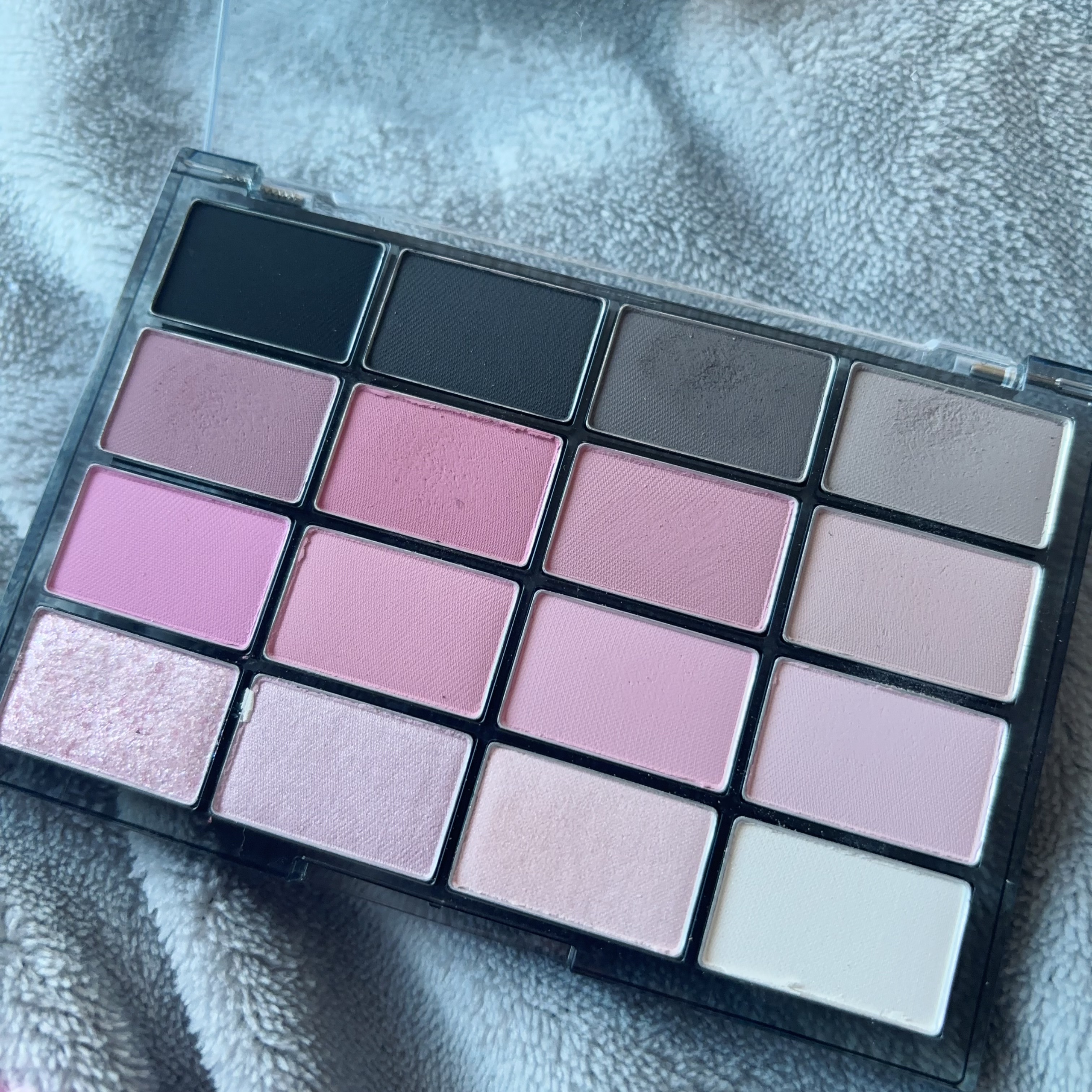 ソフトブラーリングアイパレット/wakemake/アイシャドウパレットを使ったクチコミ（2枚目）