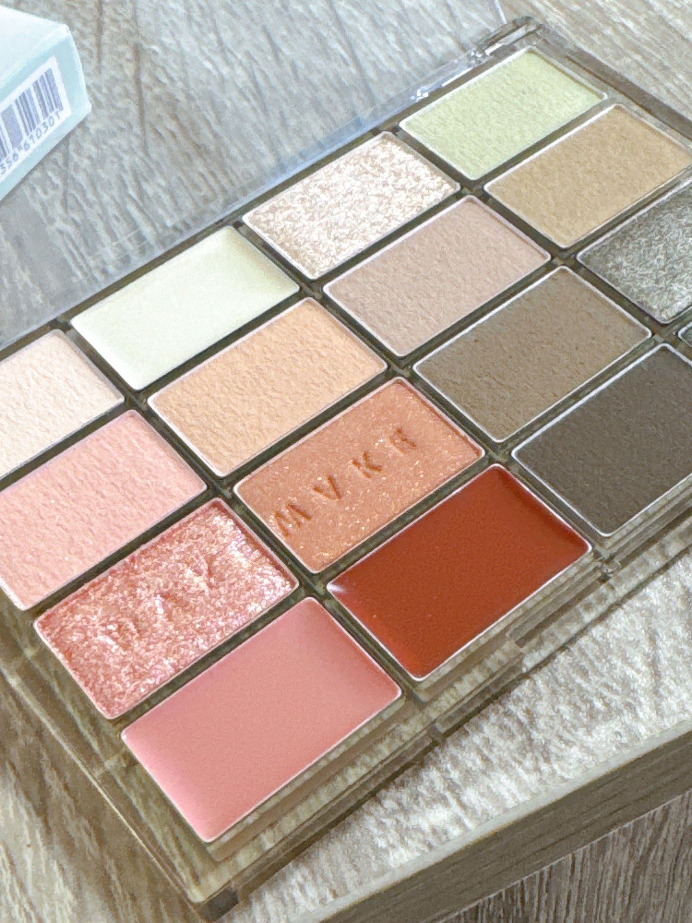 ソフトブラーリングアイパレット/wakemake/アイシャドウパレットを使ったクチコミ(3枚目)