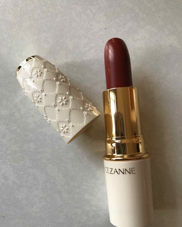 
セザンヌ
ラスティングリップカラーN 407

落ちにくい口紅💋💄
クチコミ見て気になっていて、
レッド系のこちらを購入⭐️

￥500くらいでプチプラ✨

唇は荒れやすい方だけど、
リップ塗って保湿してから
塗ると荒れませんでした✌️

濃いめに発色するので、
薄く塗っても唇の血色が
良くなって良い\(◡̈)/💗

こちらはリピ決定です😊❤️


#はじめての投稿の画像 その1