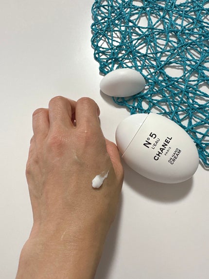 CHANEL シャネル N°5 ロー ハンドクリームのクチコミ「香りが良くラグジュアリーな気分になれる、ハンドクリーム。
私は手が荒れすぎてなかなかハンドク.....」(3枚目)