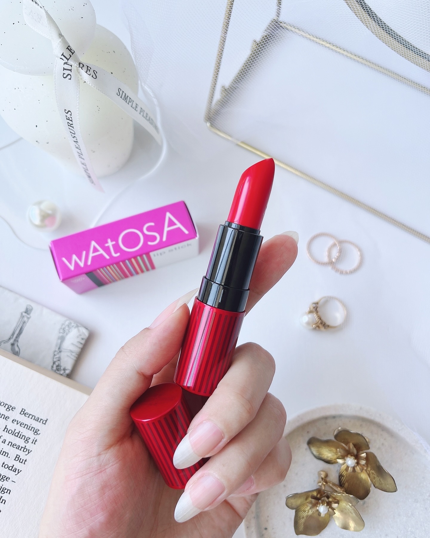 .
♥┈┈┈┈┈┈┈┈┈┈┈┈┈┈┈♥
⁡
秋冬メイクにぴったりの
赤リップをGET❣️
⁡
LEWATOSA
《Wリップスティック》
レッドレッド💄
⁡
カラー展開は全6色✨
⁡
✔︎ヴィヴィッドレッド
✔︎レッドレッド
✔︎ヴェリーレ