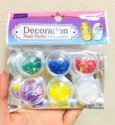 DAISO デコレーションネイルパーツ（クラッシュホロ）のクチコミ「#ダイソー のホログラムを赤のマニキュアの上に乗せただけの簡単ネイルです(*'ω'*)

ホロ.....」（2枚目）