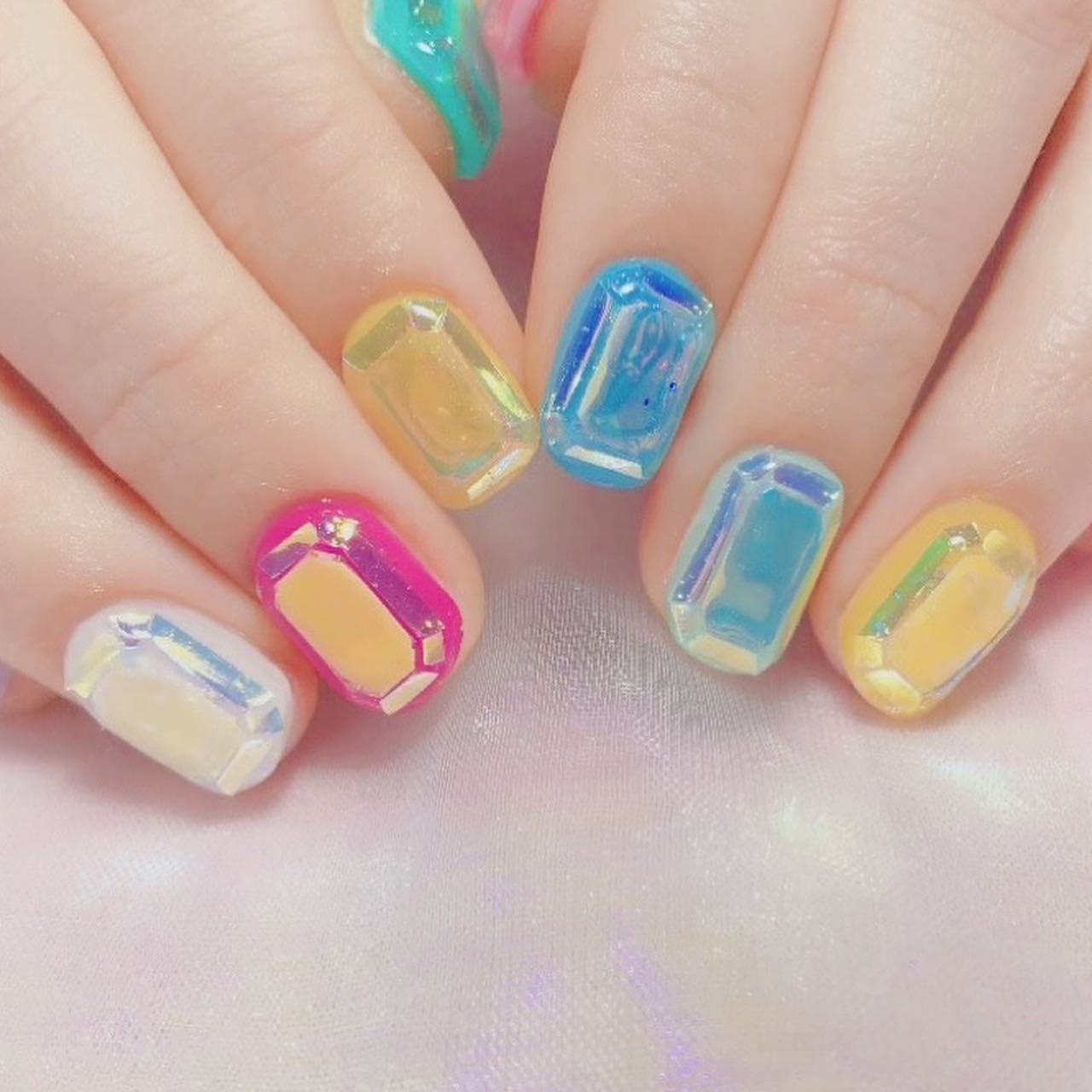 なかやまちえこ on LIPS 「鉱石ネイル💅⠀⠀@kurebayashiii⠀施術は代官山のシ..」(1枚目)