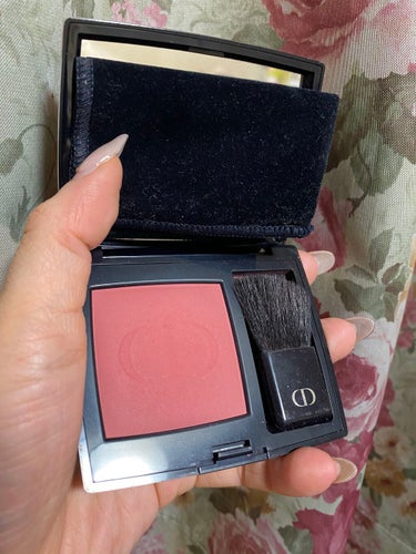 Dior
ディオールスキン　ルージュ　ブラッシュ
962 poison matte
¥6270

チーク大好きなわたしの第一軍
お気に入りコスメ

ローズ系のチークの中で1番のお気に入り。

パールやラ