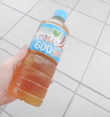 サントリー やさしい麦茶のクチコミ「ごくごく飲める軽い味わいとみずみずしさがおいしい！
香ばしいけど、濃いお茶特有の苦みはほとんど.....」（1枚目）