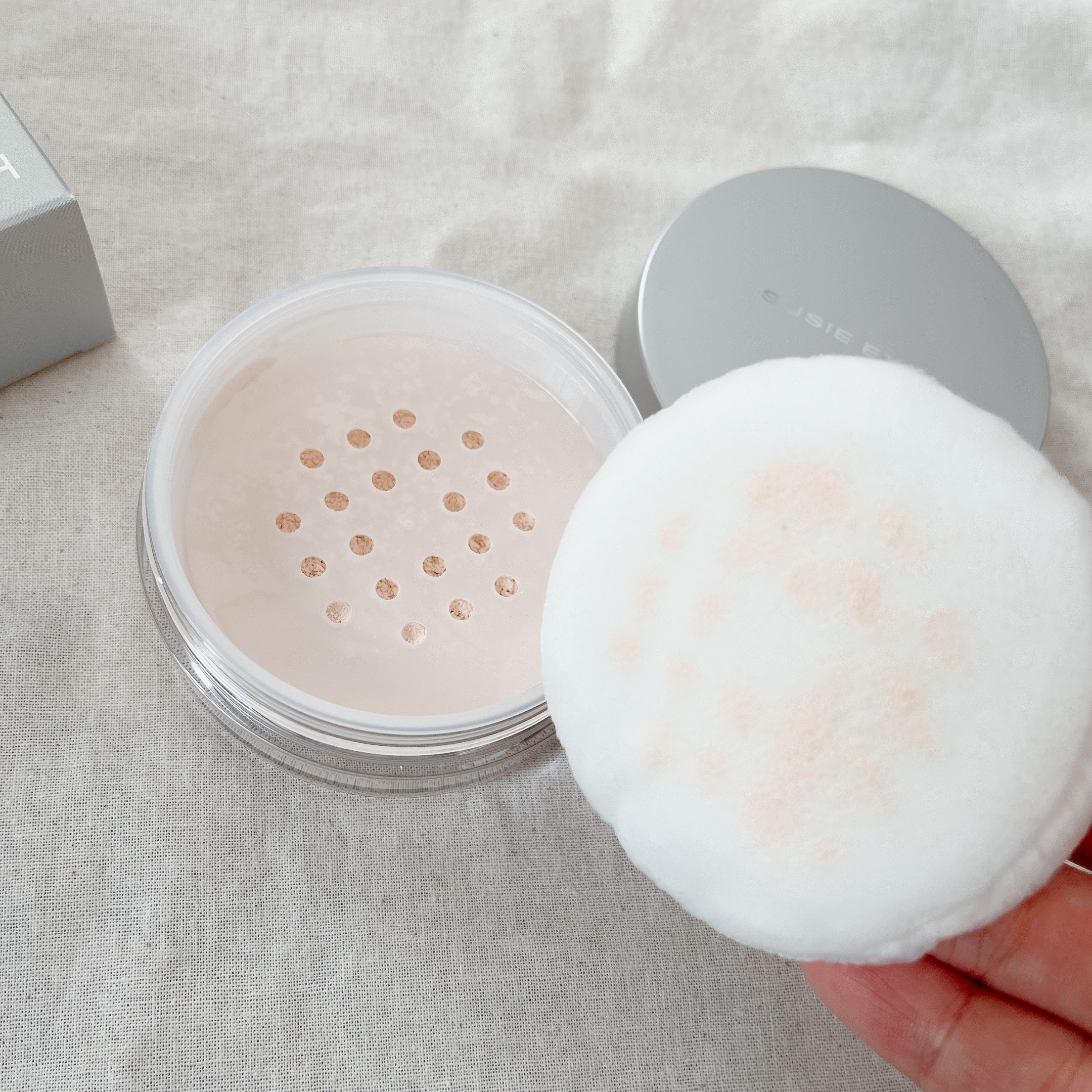 スージー エキスパート マイクロエアリーパウダーＦ/SUSIE N.Y./ルースパウダーを使ったクチコミ（3枚目）