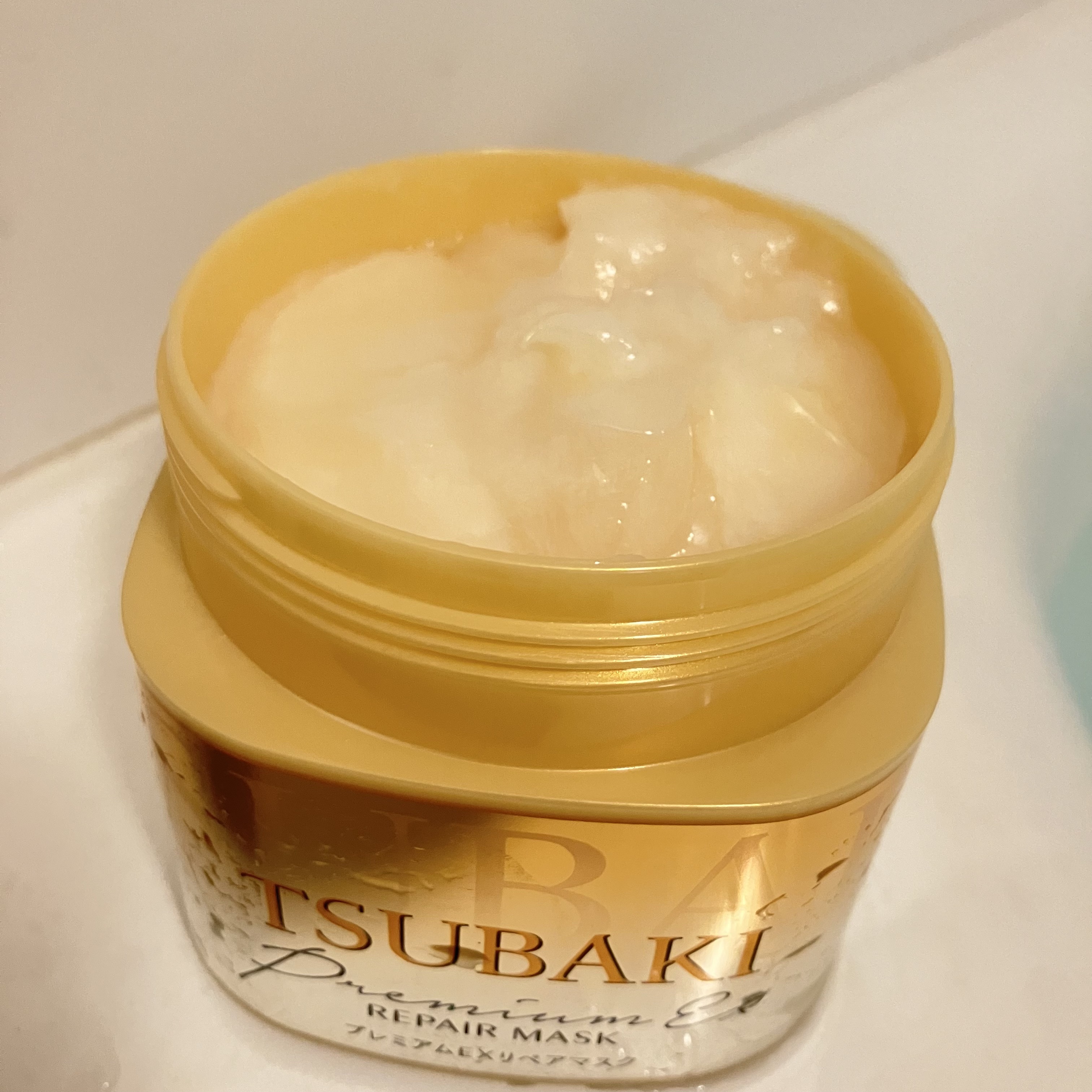 🌹✨
TSUBAKI プレミアムリペアマスク

「待ち時間 ０秒サロン」サロン帰りの髪を自宅で！

と、いうキャッチフレーズでお馴染みの TSUBAKIのスペシャルケアアイテムですニコニコ

濃密な美容成分と革新の浸透テクノロジーが特に傷