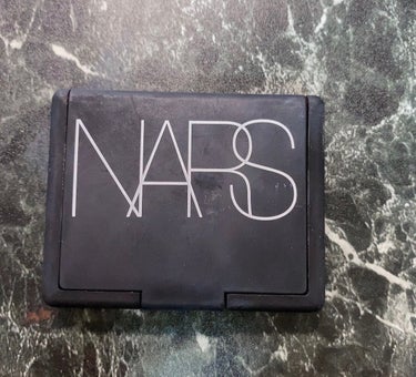 NARS ブラッシュデュオのクチコミ「NARSのブラッシュデュオ⋆⸜♡⸝‍⋆

チークとハイライトが一緒になっている物です！！！

.....」（1枚目）