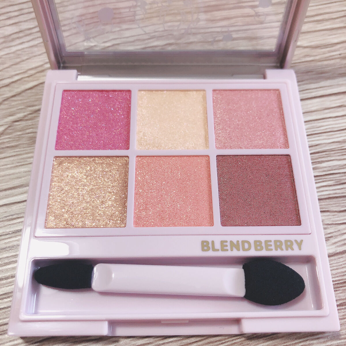 オーラクリエイション 106 ラズベリー&トゥインクルゴールド(ホリデー限定カラー)※人気イラストレーターコラボデザイン/BLEND BERRY/アイシャドウパレットを使ったクチコミ（3枚目）