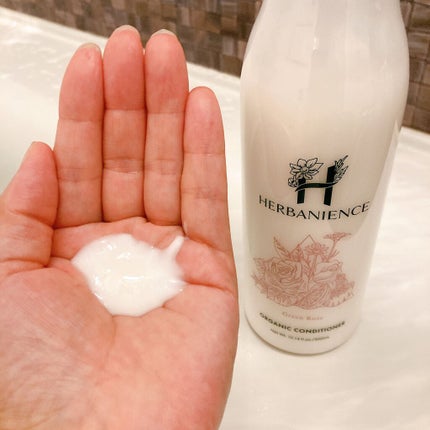 うにこ on LIPS 「シャンプーは飴色でとろみのあるテクスチャーでグリーンローズの柔..」(4枚目)