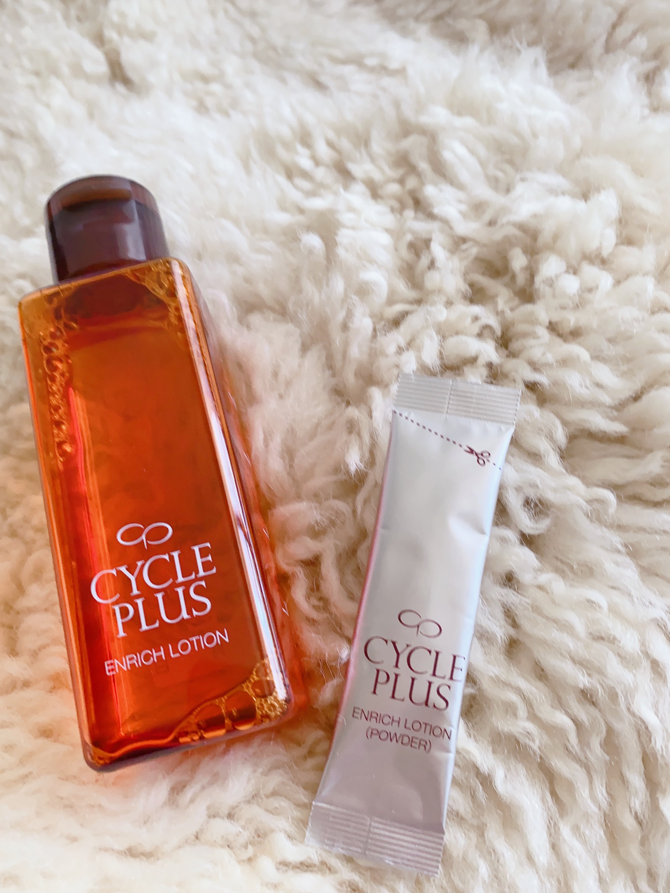 サイクルプラス
エンリッチローション

使う直前にビタミンCパウダーをいれて
使うというローション

VC特有のベタつきもなく
しっとり浸透していくかんじが気持ちいいです❣️

真夏は強い紫外線を毎日浴びるので
デイリーケアにプラスして
素