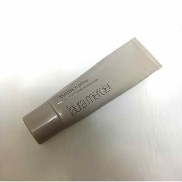 laura mercier のファンデーションプライマーです 🥀

色は半透明でカバー力は全くありません。
テクスチャーはベタベタしなくてサラッとしています。
とにかく伸びが良くて少量で全顔のせれるので