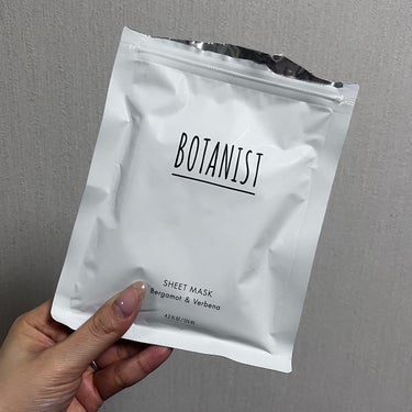 BOTANIST ボタニカルシートマスク/ 7枚入り

濃厚でこっくり重め
肌の乾燥がひどい時には悪くない。


吸い付くようなぺっとり感があるので
重たさやベタつきが苦手な人は
パックした後に肌を軽く