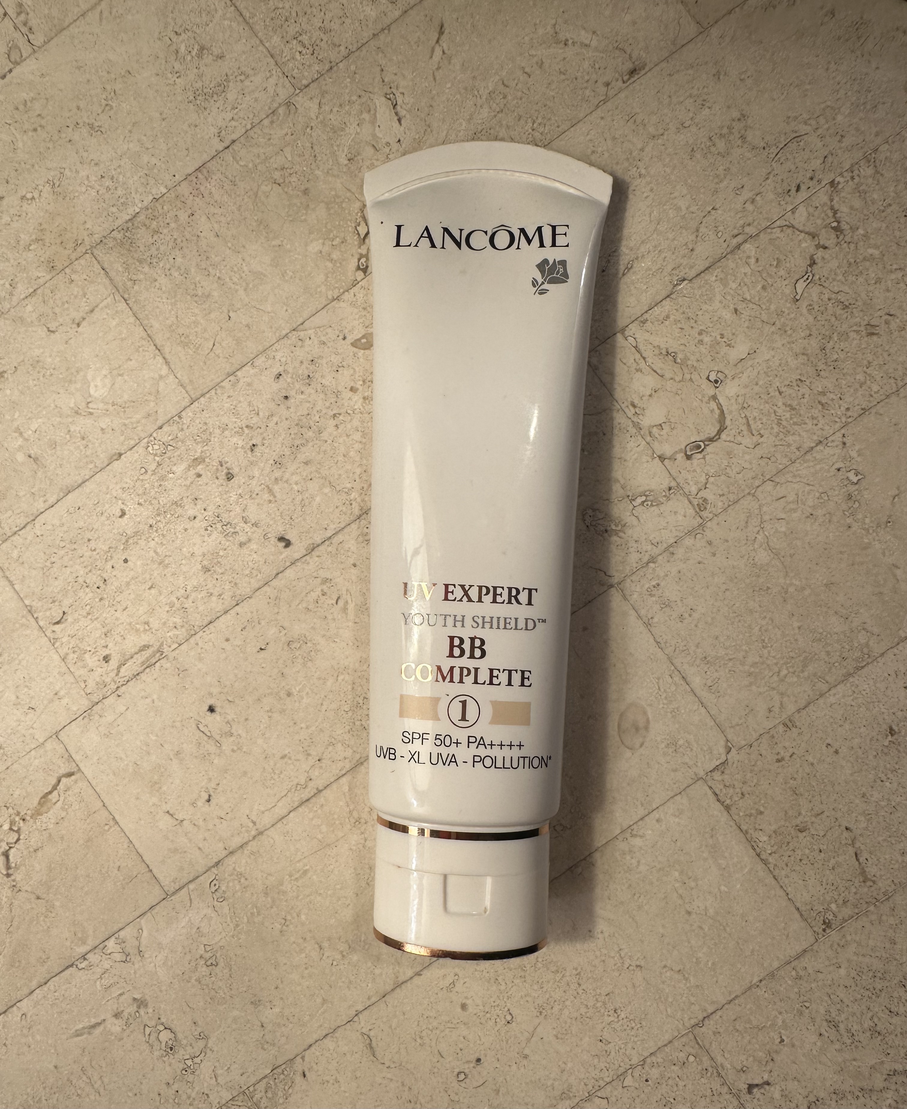 人気なBBクリームですが、顔色が悪く見えてしまってがっかり。テクスチャーはクリーミーで伸びもいいんですが、1度買ってもいいかなと言うところです。