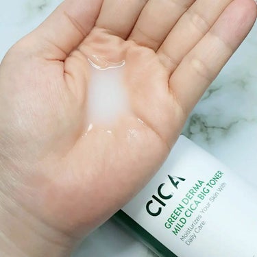 NATURE REPUBLICのCICAビッグトナー‼️
 
 
500mlの大容量でコスパ最強👍❤️
 
 
“ 顔・全身(デコルテ・二の腕・背中など)にうるおい贅沢チャージ ​”
 
 
NATURE REPUBLIC
グリーンダーマCICAビッグトナー 500ml
￥2,200 (税込)
 
 
【公式サイトより】
肌がゴクゴクと飲みほすような浸透感ですこやかに整えます。
毎日惜しみなくたっぷり使えるビッグボトルでうるおいに満ちたもちもち&みずみずしい素肌へ導きます。
 
 
🔸センテラアジアチカ、4種類のシカ成分配合
🔸こだわりの無添加、4つの成分不使用
 
 
アフリカの綺麗な島マダガスカルで育てられた神秘的な草、センテラアジアチカ成分が配合🌿
 
 
乳白色の少しとろみのあるテクスチャーは、ベタつきはなく、スーッと肌に吸い込まれるように浸透❗

素早く肌に馴染み、しっかり保湿してくれます👍❤️
⁡ 
⁡ 
ハンドプレスしながらじっくり肌の奥まで浸透させることで、芯から潤い、しっとりもっちりした肌に🧡
 
 
あまりに乾燥している肌だと保湿力が物足りないかもしれませんが、そこは美容液やクリームで補うので問題なし🙌
 
 
シカ成分の鎮静効果があるので、これからの夏にバシャバシャと使いたい‼️
 
 
個人的に香りは気になりませんでした🙋‍♀️
 
 
500mlの大容量は重いので、ひっくり返して使うのは大変かな😂
 
後は満足です❤
 
 
無着色、鉱物油・アルコール・パラベンフリー処方で肌にも優しく、安心して使えるのは嬉しい😊

 
୨୧┈┈┈┈┈┈┈┈┈┈┈┈┈┈┈┈┈┈୨୧


#ネイチャーリパブリック 
#グリーンダーマcicaビッグトナー 
#グリーンダーママイルドシカビッグトナー 
#トナー #ローション #化粧水 
#シカ成分 #鎮静 #保湿ケア #乾燥肌ケア #美肌ケア 
#敏感肌スキンケア #韓国スキンケア #スキンケア #基礎化粧品 
#韓国コスメ #コスメ #メイク #美容 #コスメ好き #韓国コスメ沼 の画像 その2