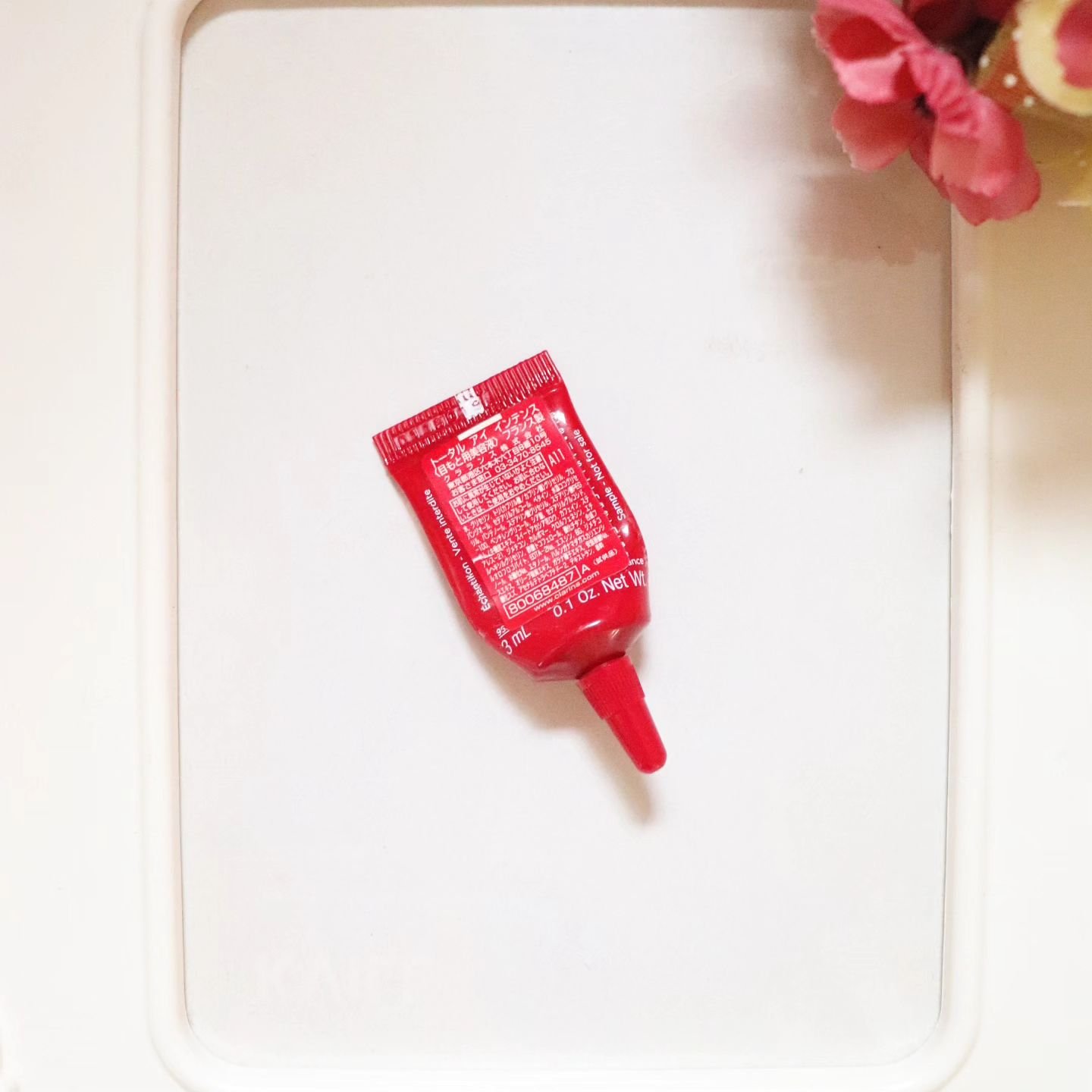 CLARINS トータル アイ インテンスのクチコミ「クラランス.
トータルアイインテンス.
.
♪
ミニサイズの使いきりです✨️..
かわいいサイ.....」（2枚目）