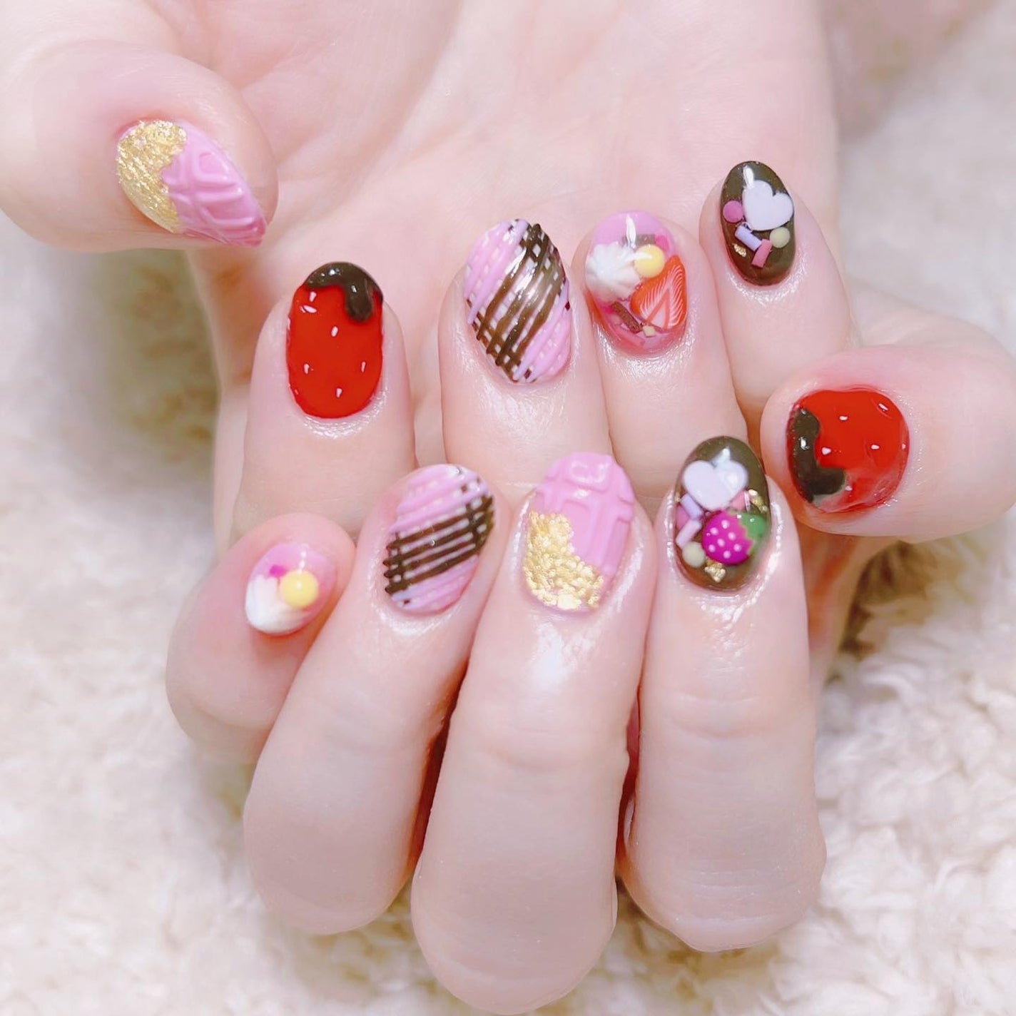 なかやまちえこ on LIPS 「いちごチョコネイル🍓⠀⠀@chikachocolat_melt..」(2枚目)