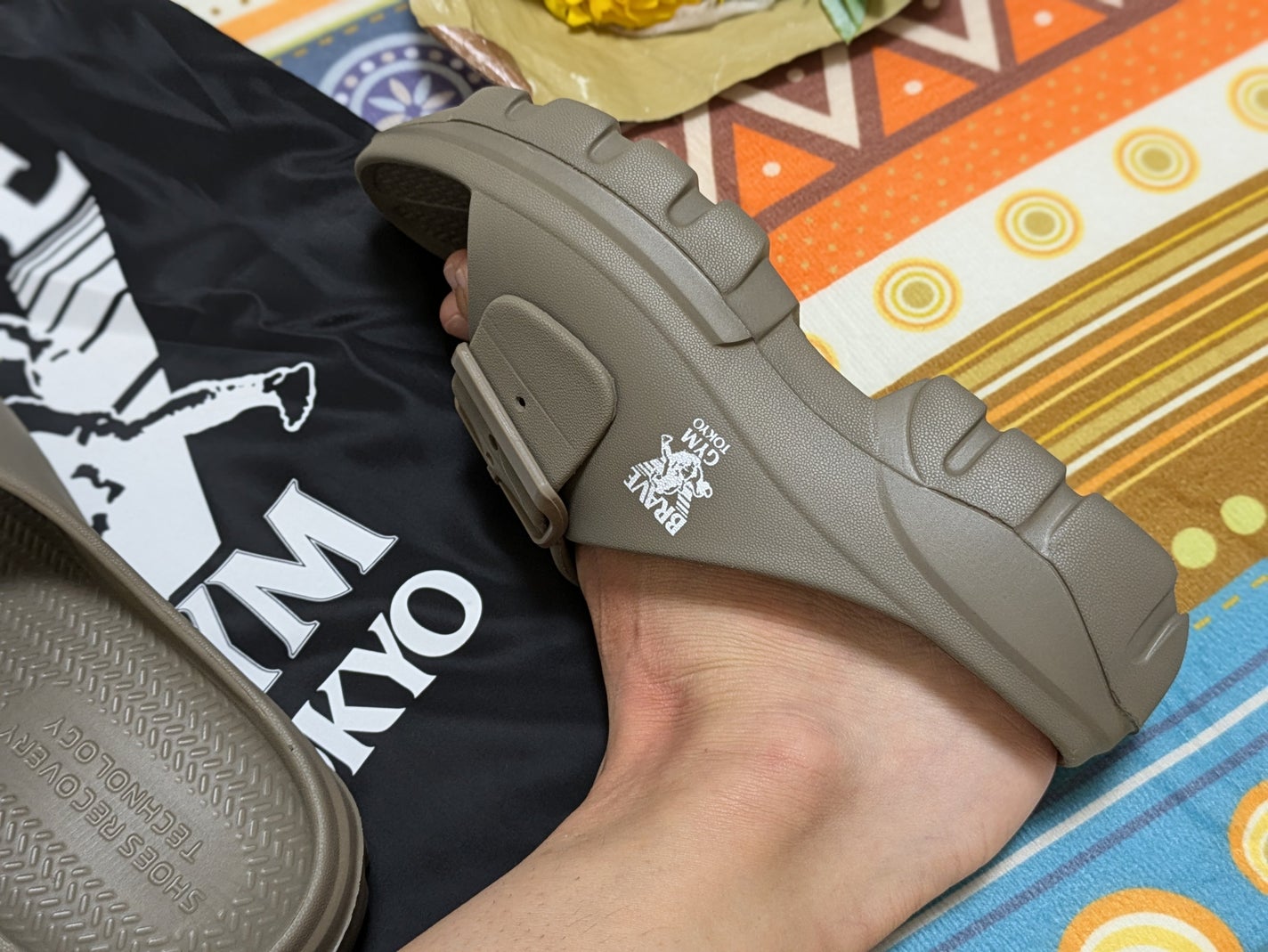 真紅 on LIPS 「BRAVEGYM×SHOERETコラボサンダルバックルタイプを..」(5枚目)