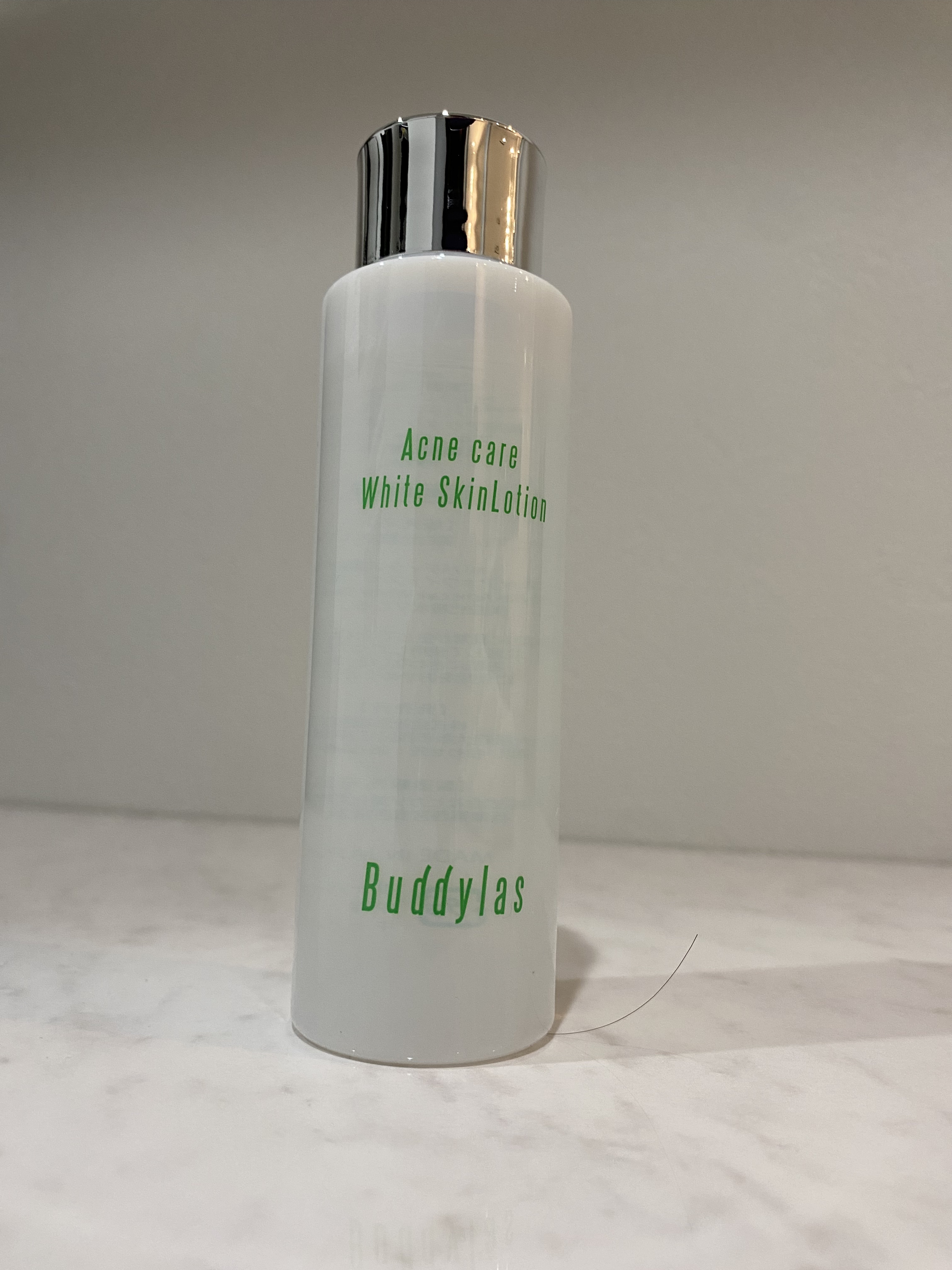 🪞white skinlotion Buddylas🪞



すごくさっぱりしていてベタつき感が
少なくて使いやすい🤲
匂いは特になく男性も使えるかも💡
また使ってどうだったかお知らせします〜