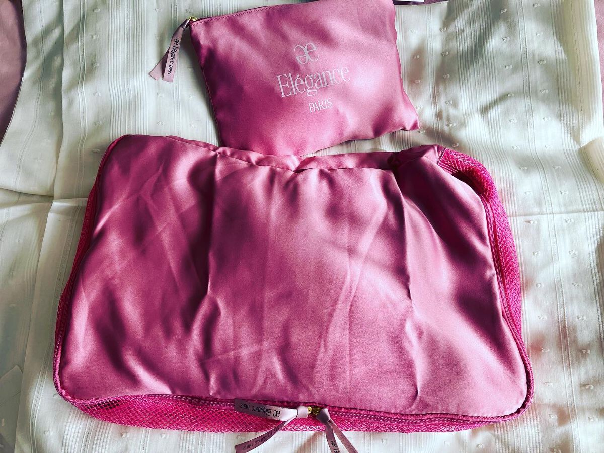 エレガンスのノベルティ⸜(๑⃙⃘'ω'๑⃙⃘)⸝
プレミアムトラベルポーチセットを貰ったよ

行きつけの化粧品専門店で
合計¥11000-以上購入すると、貰えたんだ

（お店によって違うかも知れないから
確認してから行った方が良いよd(^_