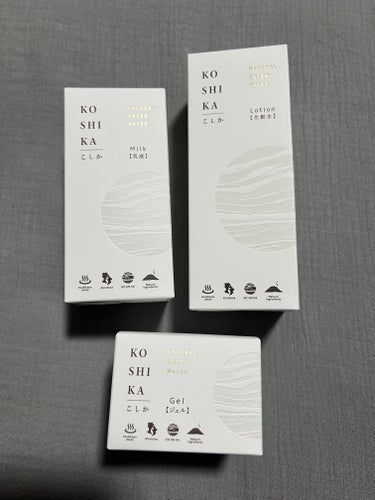 KO SHI KA | こしか 

『KO SHI KA｜こしか』は「美肌の湯 こしかの温泉」の温泉水（保湿成分）をベースにしたスキンケアシリーズです。

ローション

「美肌の湯」こしかの温泉水を3倍