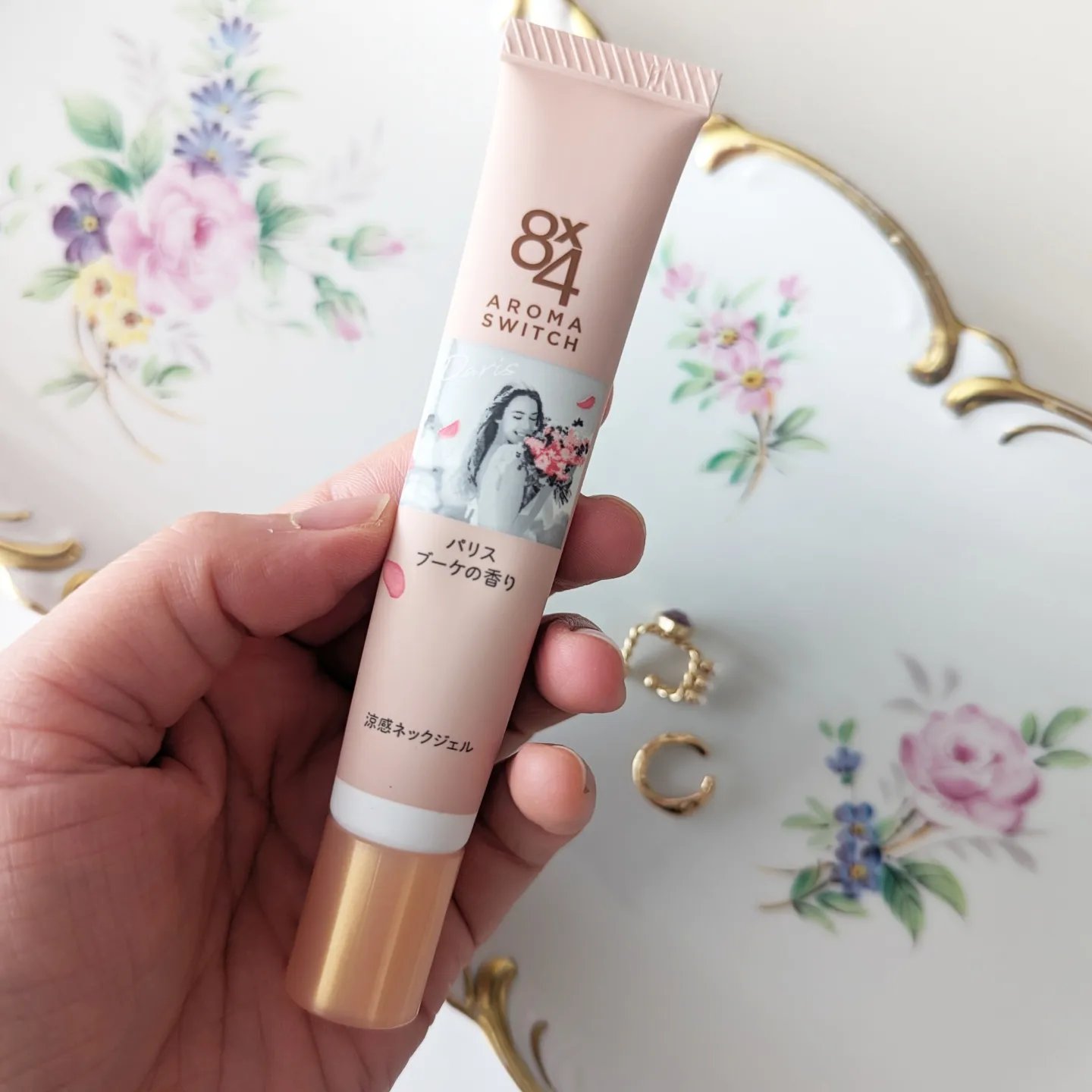8x4 アロマスイッチ 涼感ネックジェル パリスブーケの香り/８ｘ４/デオドラント・制汗剤を使ったクチコミ（2枚目）