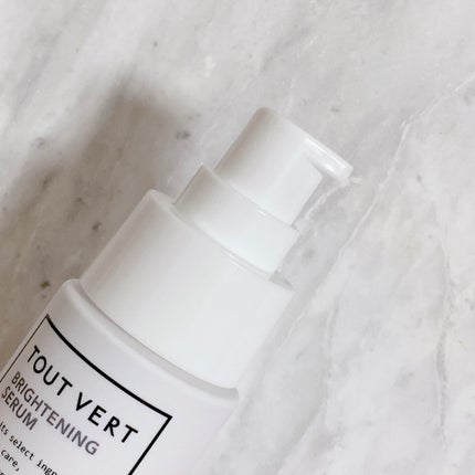 TOUT VERT ブライトニングセラムのクチコミ「トゥヴェールのブライトニング美容液をご紹介します🤍
特徴は…
✔W377配合
✔ビタミンCと.....」(2枚目)