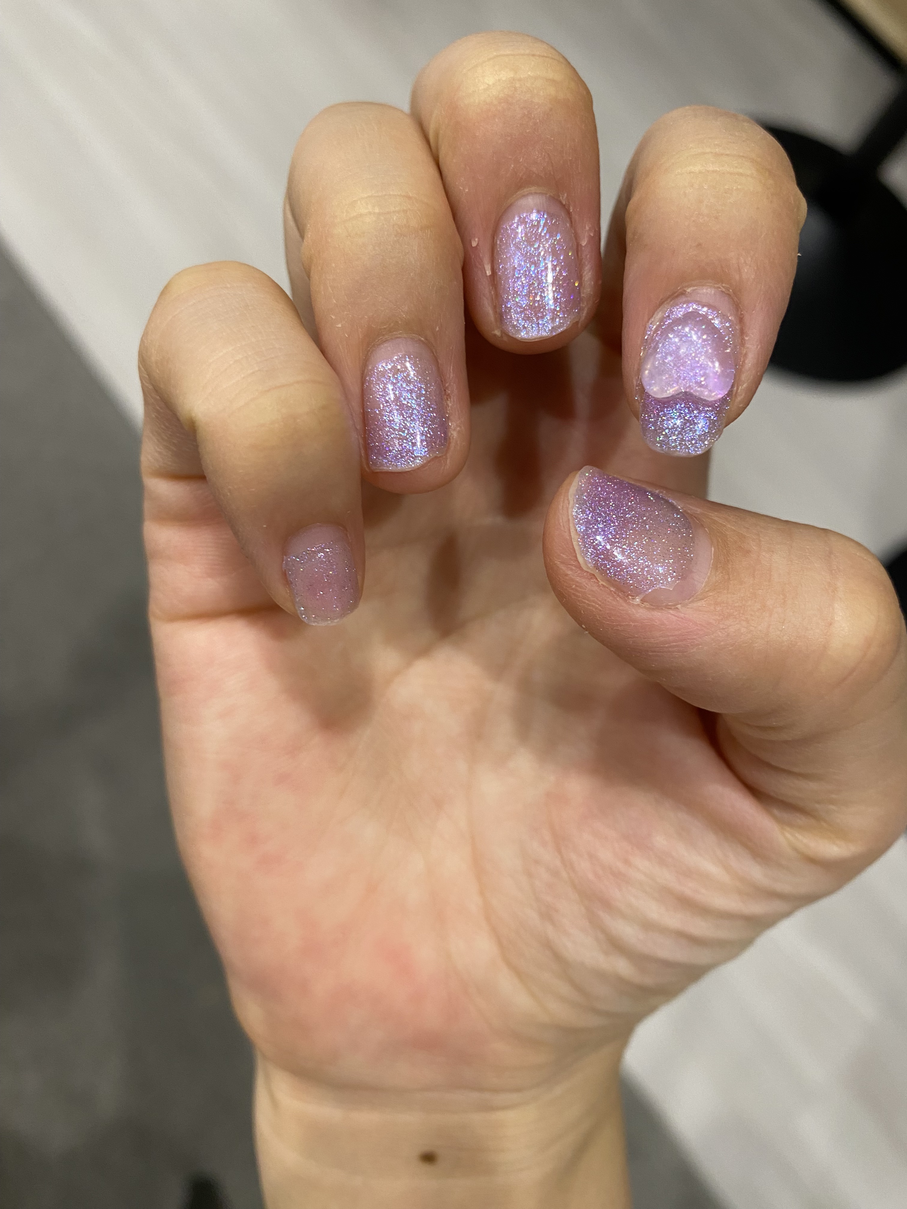 100均セルフネイル💅

名前は忘れちゃったけど
🟣系のラメ入り！！！

角度によってはピンクぽく見えたりラメ感が
違うように見えてかわいい🩷

ハートはダイソーネイルパーツ💅
太陽光とかで色がピンクになるめちゃくちゃ
可愛い😍
