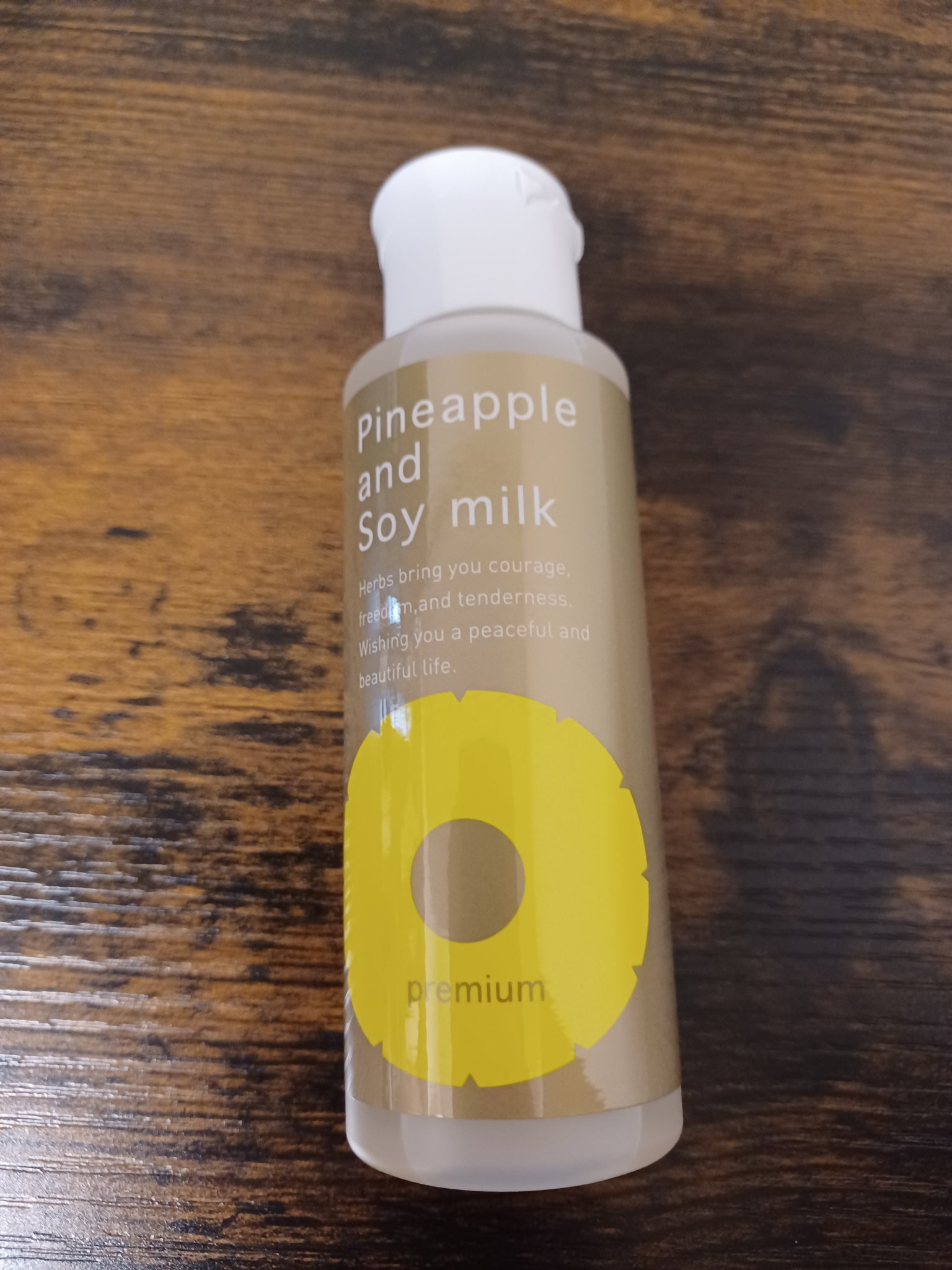 パイナップル豆乳ローションプレミアム。
脱毛中なので、肌荒れがしやすいため、保湿が重要です！
カミソリ負けしてしまうので、その後のケアが大変でした。
こちらは、しっかりと保湿してくれますし、肌馴染みも良く健康的な肌をキープしてくれます！