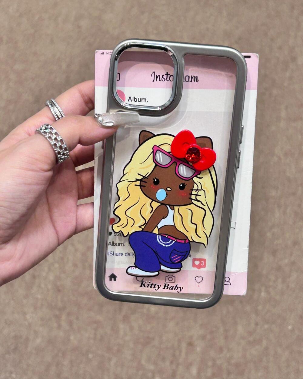 ケース大好きっ子 on LIPS 「ジーンズに黒のレザーキティを着ているのはかっこいいですよね?#..」(1枚目)