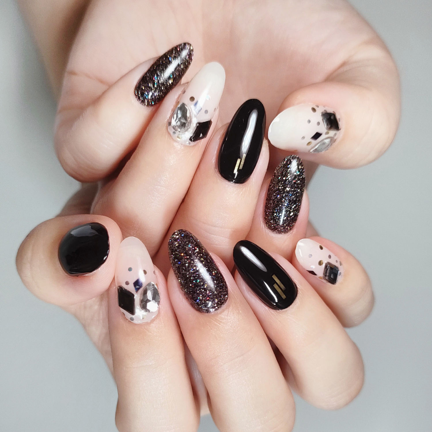 今週の💅

ohora
　N Black Swan
+α
　なし

たまには黒ネイルのアレンジなしで
ストーン付きのシールもうちょっとサイズ違うのが欲しいな～
カットしないと親指以外貼れないのが難点🥴

#ohora #ohora着画 