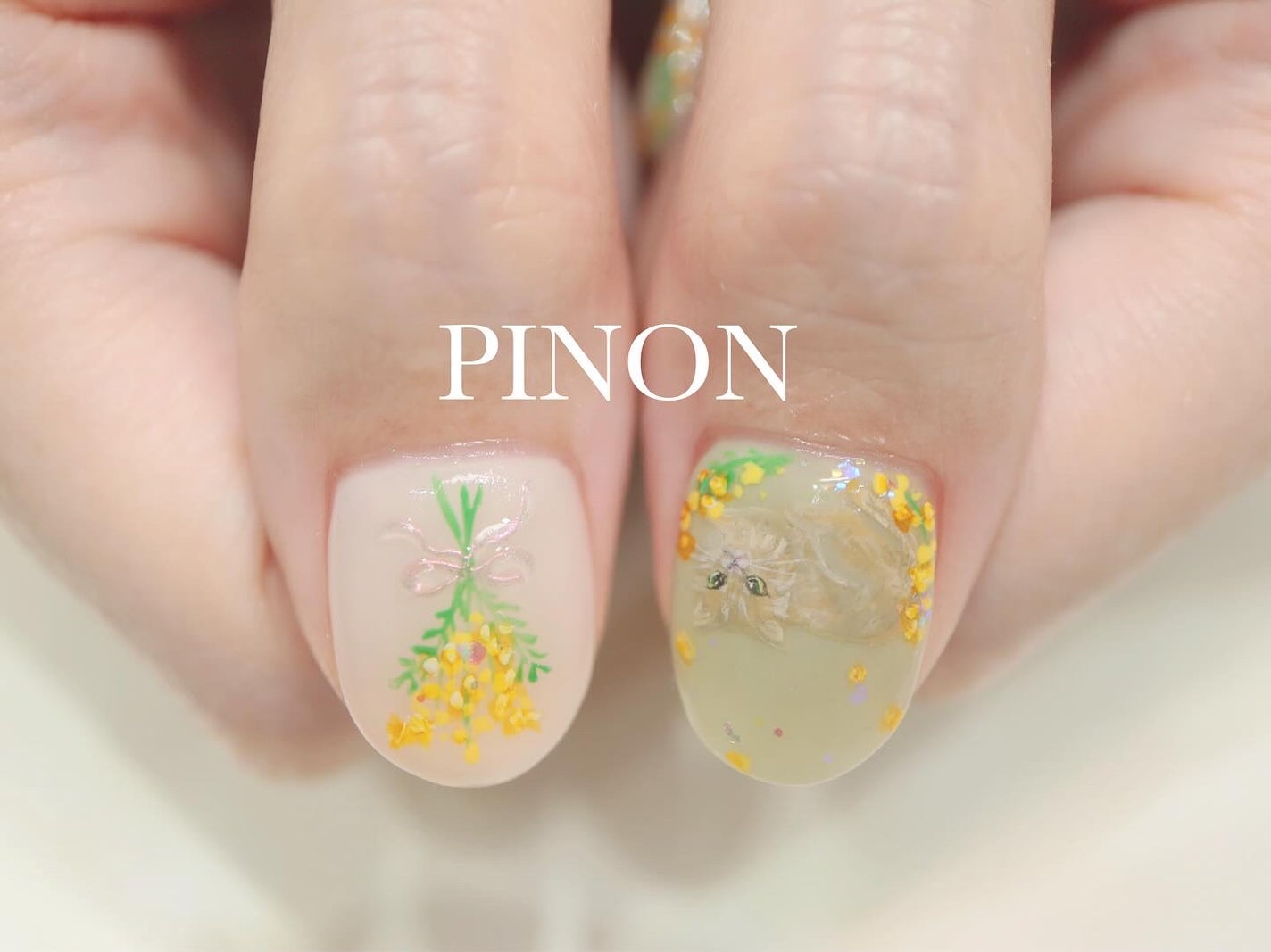 shino on LIPS 「ミモザネイルでおまかせを頂きました!ペットの猫さまが隠れており..」(1枚目)