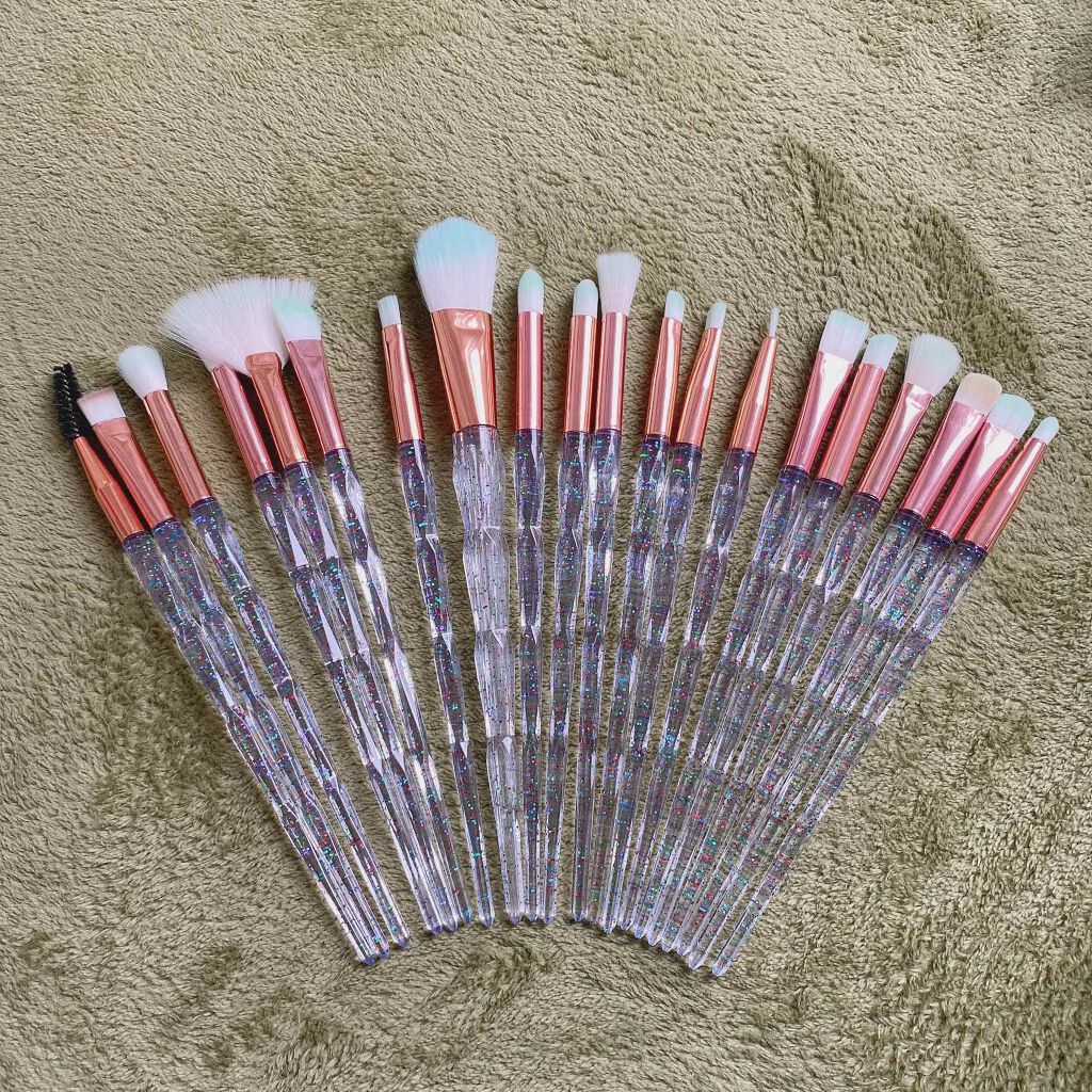 Qoo10購入品です！

メイクブラシ欲しいなって思ってQoo10見ていたら650円で20本の若干胡散臭いものがありました笑
650円なら質が悪くてもまぁ許せるかと思ってポチってみたら、正直似たようなブラシがあったり何に使うのかわからなかっ