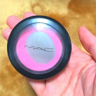 リピートし続けているMACのシアトーンブラッシュ。色はPINKSWOONです♪前はラブクラウドを使っていました( ¨̮ )とりあえず肌にピタッと密着してふわふわほっぺになれます♡色々なチーク試しましたが