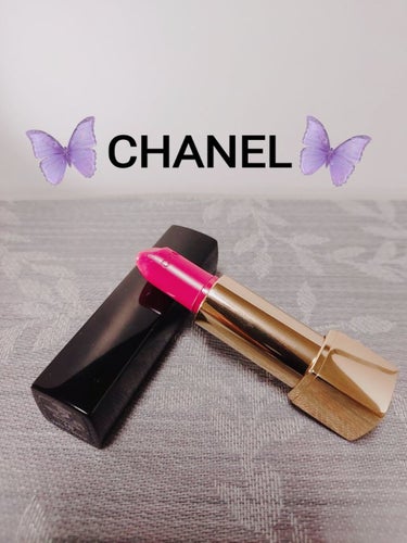 CHANELルージュ アリュールパルピタント102💄

この口紅赤色なんだけど、ブルベの人に合う赤色だと思う❤️
少し青みがかかってるから変に浮かないし、主張しないから他のメイクと合う👍
この色は、自分