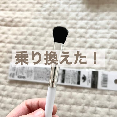 今使ってるブラシがアイホールに使うにはちょっと毛が短めで使いにくいなと思うようになったので、ダイソーに並んでる中で一番毛が長いやつを購入してみました。
結果めっちゃ良いです！全体にふわっとつく感じで使い