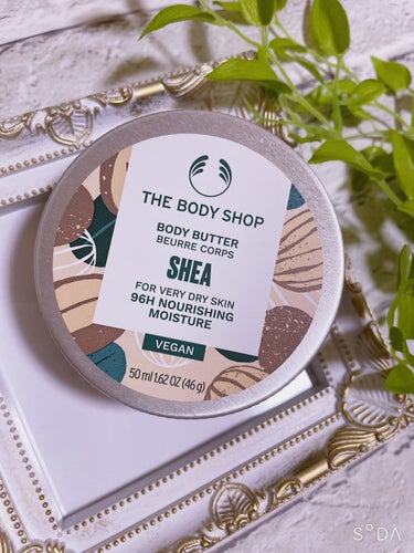 THE BODY SHOP
ボディバター シア




97%自然由来成分配合で、
格別にリッチでこっくりとしたバターのように溶ける、シアバター(保湿成分)を配合したボディクリーム。



香りは、
ほのかに甘く優しいシアの香り。


乾燥して固くなった肌をうるおいで満たして、
やわらかくなめらかな肌が長時間続きます。

＜テスクチャー・仕上がり＞
こっくりしたバターのような、
体温でとろけるテクスチャー。




こちらは大好きで仲良しのお友達から頂きました💓


頑固な踵のガサガサも、
お風呂上がりに使用したら、
つるんつるんに💓


気になっている方は、
ぜひチェックしてみて下さい😉💕




#THE_BODY_SHOP
#ボディバター シア
#高保湿
#濃厚
#しっとりの画像 その0