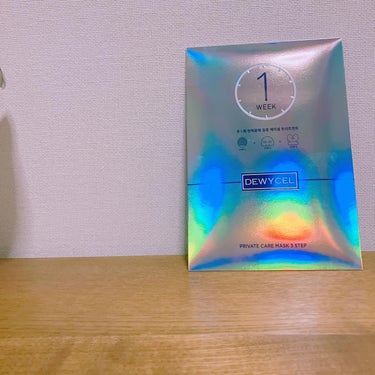 #PR DEWYCEL Private Care Mask （デュイセル プライベートケアマスク）

今韓国で大注目のDEWYCEL(デュイセル)。
売り場でも目を引くキラキラのパッケージ。

まず拭き取りパットできめを整えてから、上下セパレートのシートマスクをつけていきます。
上はアンプルシート。とろみのある液がひたひたに染みた薄く肌から離れにくいシート。
下は、乳液のようなしっとりとしたテクスチャの美容液が染みた厚手でふにふにのシート。

1枚600円と値段、テクスチャー共にリッチなシートマスクです。

 #シートマスク  #フェイスパックの画像 その0