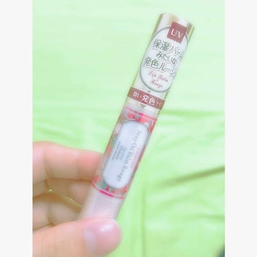 持っている赤リップの中で1番お気に入りです💄💋

口元の写真注意⚠
1枚目→商品 
2枚目上→素の唇 下→普通に塗ったとき
3枚目→ティッシュオフ
4枚目→塗る→ティッシュオフ→塗るを3回繰り返し
撮り